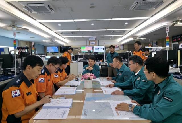 ▲ 김진태 강원도지사가 4일 강원소방본부 119종합상황실을 방문해 오승훈 강원소방본부장으로부터 명절 특별경계근무에 대한 전반적인 사항을 보고받고 주요 안전사고와 모니터링 상황, 긴급상황 발생시 응급이송체계 등 대응 준비 상황을 점검했다.