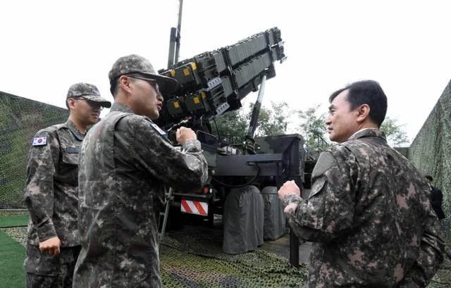 ▲ 패트리엇 포대 방문해 대비태세 점검하는 안규백 국방부 장관. 통일부 제공