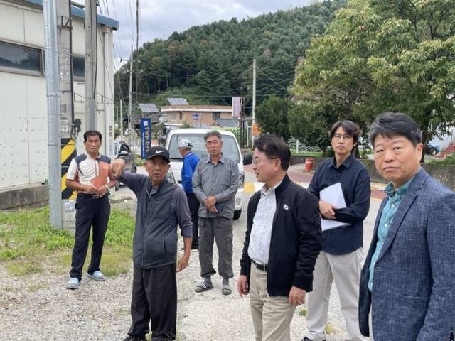 ▲ 육동한 춘천시장이 4일 동산면 조양2리를 방문, 경로당 신축을 비롯한 지역 현안에 대해 주민들과 논의했다.