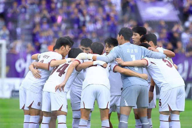 ▲ 팀원들을 독려하는 광주FC 주장 이강현 [광주FC]