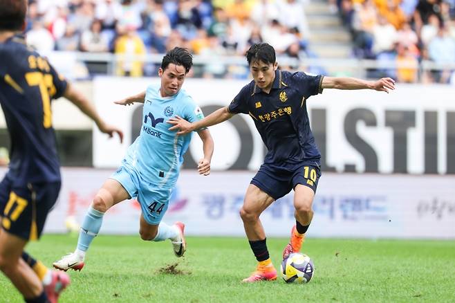 ▲ 경기중 상대 선수를 피해 탈압박 하고 있는 최경록 [광주FC]