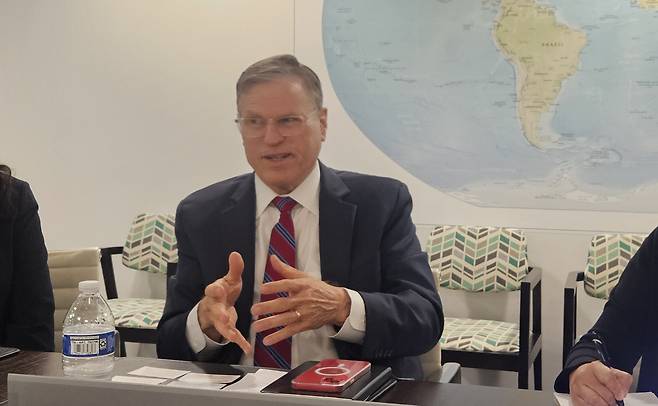 패트릭 안보석좌가 허드슨연구소 아시아태평양 안보석좌가 한국 기자들과 간담회를 하는 모습.