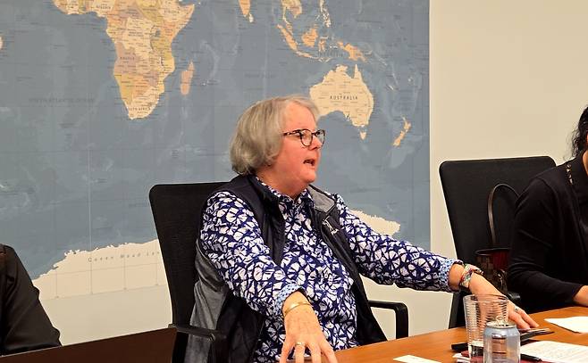 한국 기자들과 간담회를 하고 있는 타미 오버비 DGA그룹 컨설턴트.