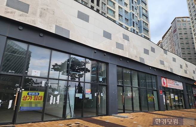 시흥 배곧신도시 한 아파트 1층 상가가 장기 공실로 남아 있다. 사진=오세성 한경닷컴 기자