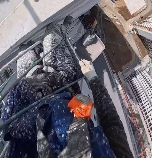 신축 아파트 외벽 페인트 작업을 준비 중인 로프공 변준성 씨가 건물 옥상에서 바디캠으로 촬영한 현장 전경.