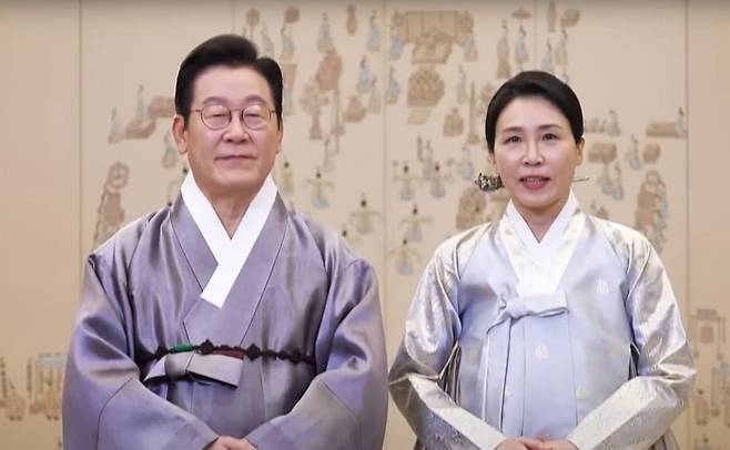 이재명 대통령과 김혜경 여사가 추석 연휴 이틀째인 4일 한복 차림으로 영상 메시지를 통해 명절 인사를 전하고 있다. /사진=연합뉴스