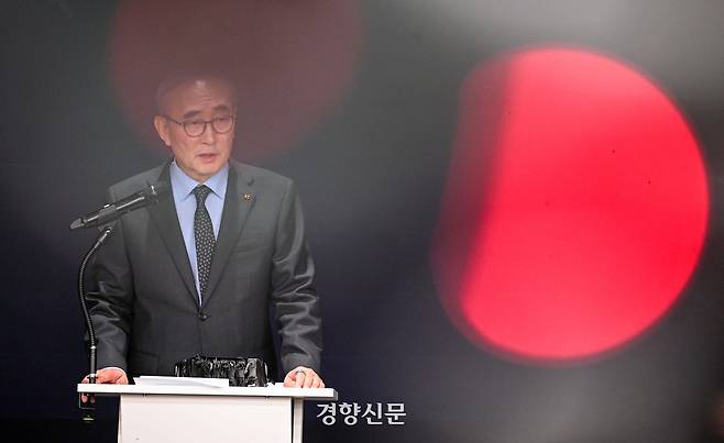 김영섭 KT 대표가 지난달 11일 서울 광화문KT지사에서 열린 소액결제 피해 관련 브리핑을 하고 있다. 사진공동취재단