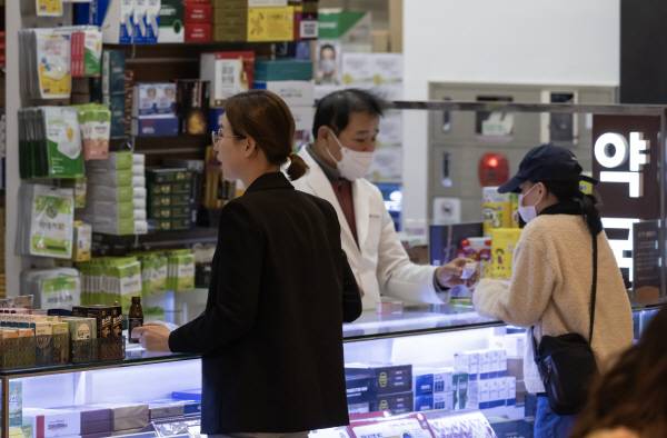 부산 한 약국 모습. 사진은 기사와 관련 없음. 국제신문 DB