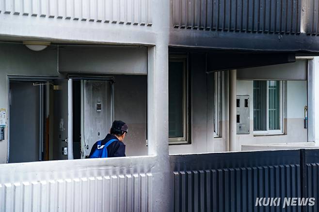 지난 4월 서울 관악구의 한 아파트에서 농약살포기 방화가 발생한 가운데 한 주민이 화재가 진압된 현장을 지켜보고 있다. 유희태 기자