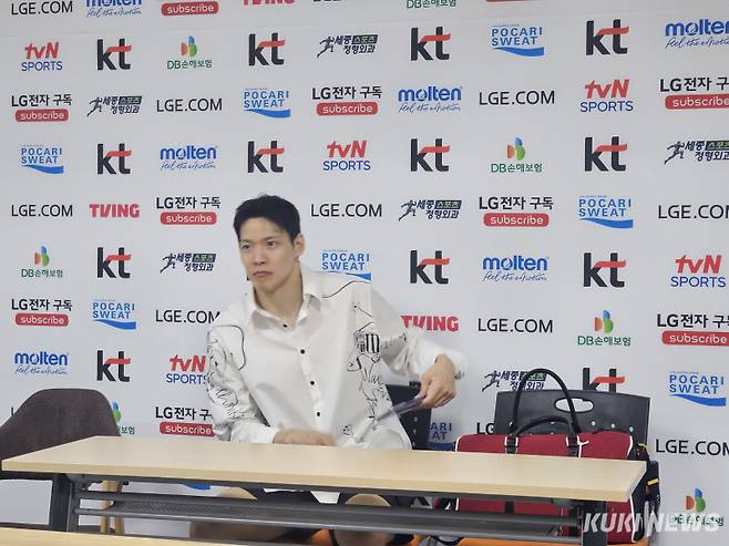 김선형이 4일 수원 KT 소닉붐아레나에서 열린 2025~2026 LG전자 프로농구 KCC와의 경기가 끝난 뒤 취재진과 기자회견을 하고 있다. 송한석 기자