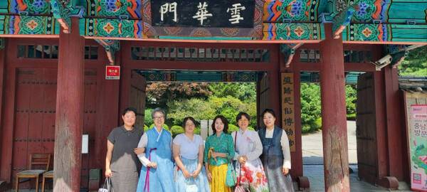 안산시 근로자종합복지관 한복기능사반 학생들과 자신들이 지은 한복을 입고 온양박물관에서 나들이를 즐기는 모습. 이윤숙제공