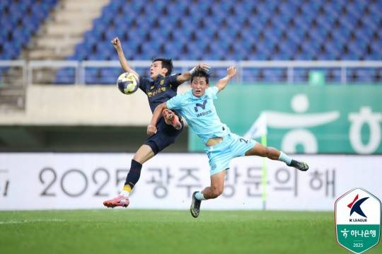 광주 정지훈(왼쪽)과 대구 정헌택의 경합 장면. 사진[연합뉴스]