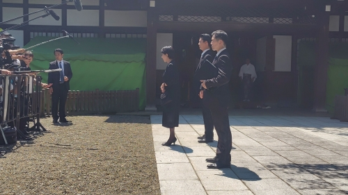 지난 8월 15일 태평양전쟁 A급 전범이 합사된 야스쿠니신사 참배 후 기자들의 질문에 답하는 다카이치 사나에 총재. [다카이치 사나에 홈페이지]