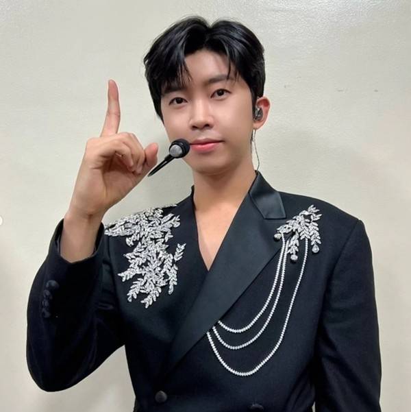 [사진출처 =  가수 임영웅 공식 sns]