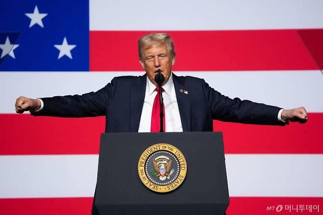 (콴티코 로이터=뉴스1) 류정민 특파원 = 도널드 트럼프 미국 대통령이 30일(현지시간) 버지니아주 콴티코 해병대 기지에서 군 장성들을 상대로 연설하고 있다. 2025.09.30. ⓒ 로이터=뉴스1 Copyright (C) 뉴스1. All rights reserved. 무단 전재 및 재배포, AI학습 이용 금지.