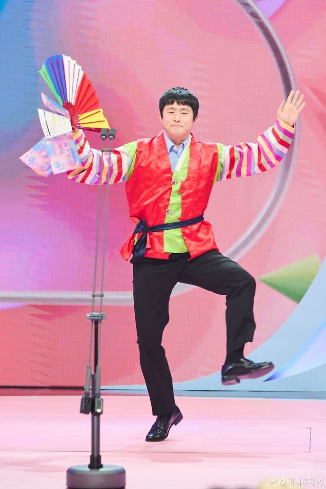 (서울=뉴스1) 권현진 기자 = 방송인 기안84가 28일 서울 상암동 MBC에서 진행된 '2024 MBC 방송연예대상'에서 '무릎팍 도사'로 변신, 시상을 하기 위해 등장하고 있다. (MBC 제공) 2025.1.29/뉴스1 Copyright (C) 뉴스1. All rights reserved. 무단 전재 및 재배포, AI학습 이용 금지. /사진=(서울=뉴스1) 권현진 기자