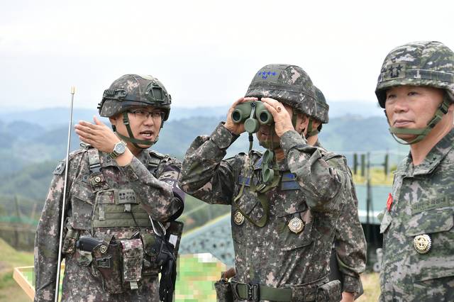 진영승 합참의장이 3일서부전선 접적지역 부대를 방문해 현장지도 및 대비태세를 점검하고 있다. 합참 제공