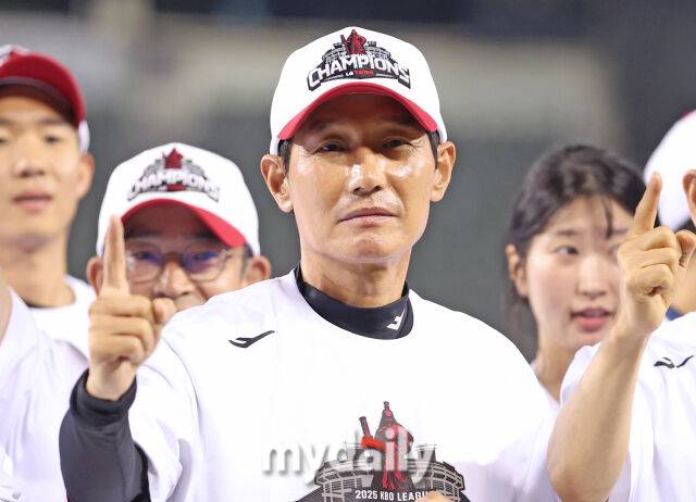 1일 서울 잠실야구장에서 열린 '2025 신한 SOL BANK KBO리그' NC 다이노스와 LG 트윈스 경기. 정규리그 우승을 확정 지은 LG 트윈스 염경엽 감독이 손가락을 들고 포즈를 취하고 있다./마이데일리