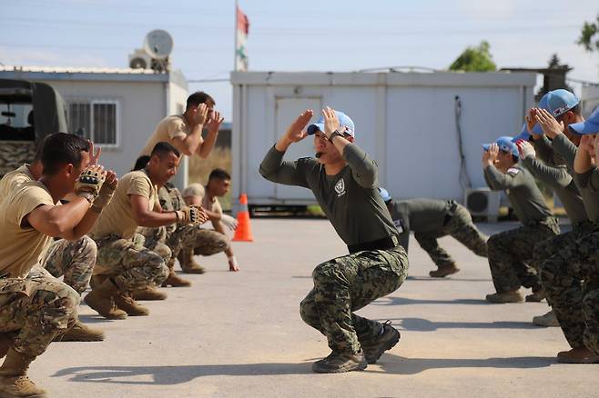 동명부대 장병들이 부대 주둔지에서 레바논군 역량강화훈련(COTAWL)을 위해 전투체력단련을 교육하고 있다. [합참 제공]