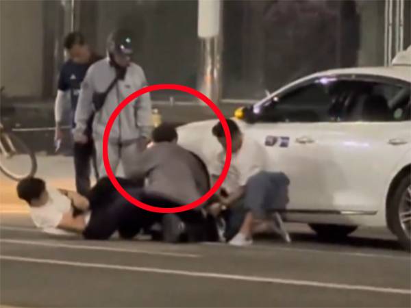 중국 출신의 전직 아이돌 그룹 멤버 쑨헝위가 폭행 당하는 택시기사를 구하는 장면. [X 캡처]