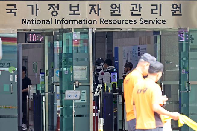 29일 오전 대전 유성구 국가정보자원관리원(국정자원) 화재 현장에서 경찰과 소방 관계자 등의 화재 정밀 감식이 진행되고 있다. [연합]