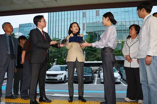 국가공무원법 및 공직선거법 위반 등의 혐의로 체포된 이진숙 전 방송통신위원장이 2일 서울 영등포경찰서로 압송되며 취재진에 발언하고 있다. [연합]