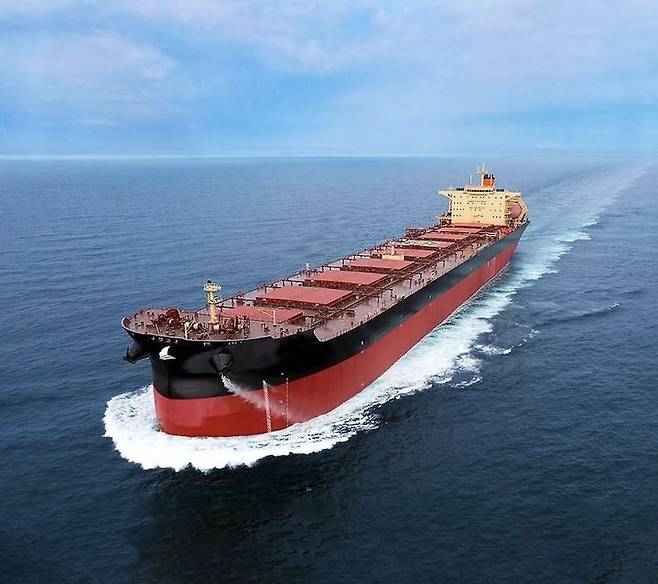 [서울=뉴시스] HD현대 아비커스의 대형선박용 자율운항 솔루션 '하이나스 컨트롤(HiNAS Control)'이 적용된 에이치라인해운 선박. (사진=HD현대) 2024.12.16. photo@newsis.com *재판매 및 DB 금지