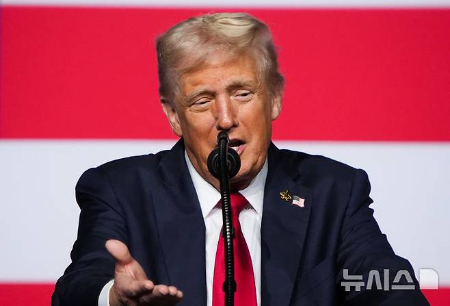 [콴티코=AP/뉴시스] 도널드 트럼프 미국 대통령이 지난달 30일(현지 시간) 미국 버지니아주 콴티코의 해병기지에서 군 고위급 장성들을 대상으로 연설하고 있다. 트럼프 대통령은 3일 하마스에게 한국 시간 6일 오전 7시까지 종전안에 합의하라고 최후통첩을 보냈다. 2025.10.04.