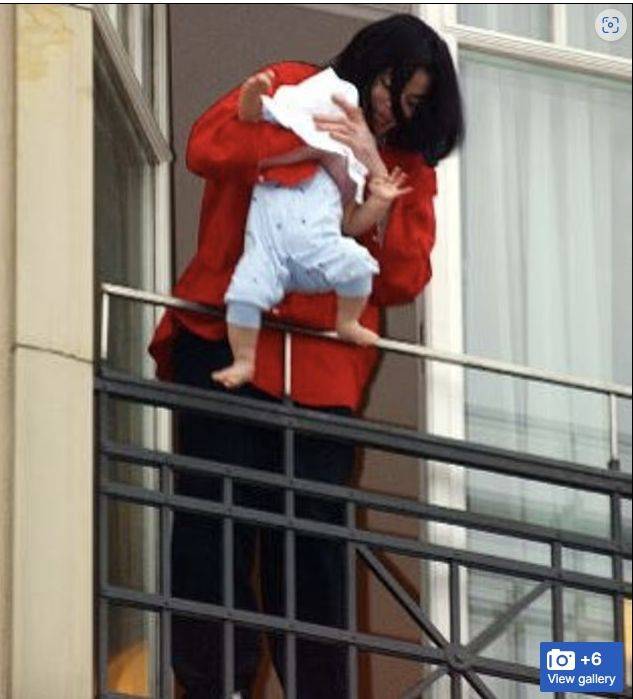 [서울=뉴시스]2002년 11월 독일 베를린 호텔에서 마이클 잭슨이 막내아들을 팬들에게 보여주기 위해 발코니 밖으로 들어 올리는 모습. 아기의 얼굴은 담요로 가려져 있었으며, 이 장면은 전 세계적 논란을 불러일으켰다.(사진출처: 데일리메일 캡처)2025.10.02.