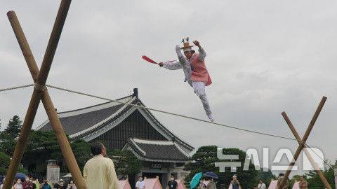 [서울=뉴시스]줄타기보존회의 ‘줄광대의 화려한 비상 : 판줄’ 공연. (사진=전통공연예술진흥재단 제공)