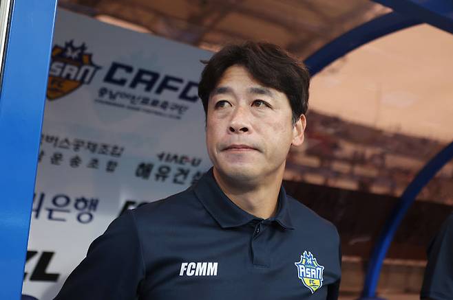 [서울=뉴시스] 프로축구 K리그2 충남아산FC와 작별한 배성재 감독. (사진=충남아산FC 제공) *재판매 및 DB 금지
