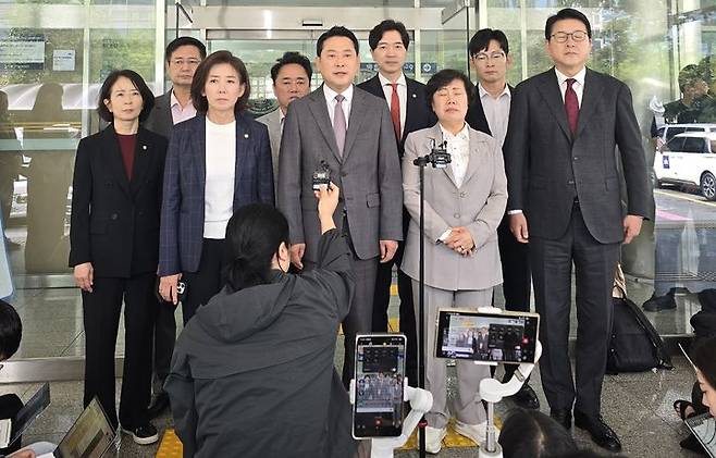 [서울=뉴시스] 조성봉 기자 = 장동혁 국민의힘 대표와 의원들이 3일 서울 영등포구 영등포경찰서에서 이진숙 전 방통위원장 체포에 대한 항의방문을 마친 뒤 입장 발표를 하고 있다. (사진=독자제공) 2025.10.03. photo@newsis.com *재판매 및 DB 금지