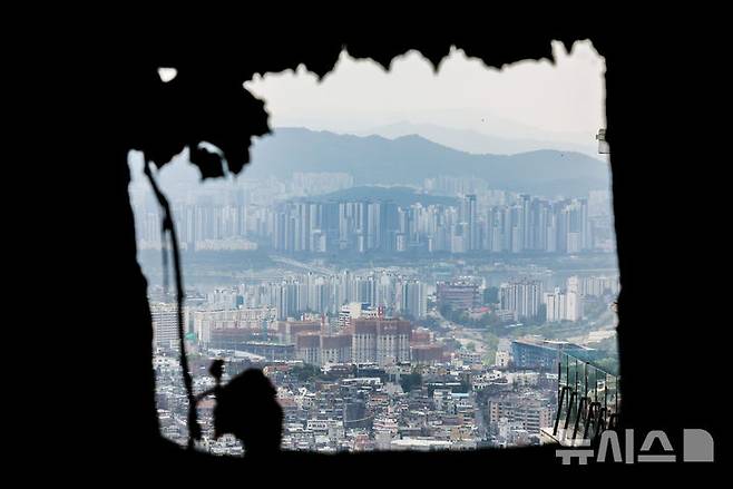 [서울=뉴시스] 정병혁 기자 = 29일 서울 중구 남산에서 서울시내 아파트가 보이고 있다. 2025.09.29. jhope@newsis.com