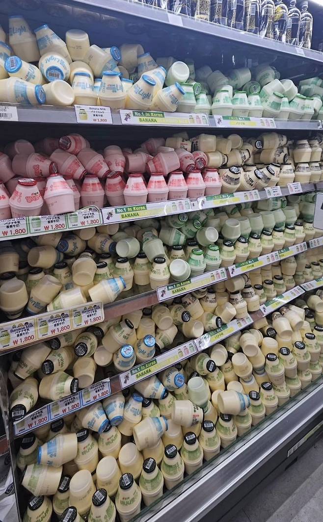 바나나맛우유가 편의점 매대를 가득 채운 모습 [온라인 커뮤니티 캡처]