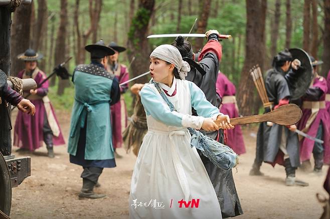 대령숙수 연지영을 돕기 위해 수라간 식구들도 제산대군 세력과의 전투에 나선다. tvN 제공