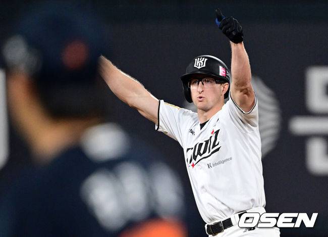 [OSEN=수원, 조은정 기자]3일 수원 KT위즈파크에서 ‘2025 신한 SOL Bank KBO리그’ KT 위즈와 한화 이글스의 시즌 최종전이 열렸다.KT가 오늘 경기를 승리하더라도 NC가 창원에서 SSG 랜더스를 제압하면 NC가 5위로 가을야구 막차를 탄다. KT가 5위가 될 수 있는 경우의 수는 총 3가지로, KT가 한화를 꺾고 NC가 SSG에 패하거나 무승부를 거두면 KT가 6년 연속 가을 무대를 밟는다. KT가 무승부를 거두고 NC가 패해도 5위는 KT의 차지다. 한화전을 내줄 경우 창원 경기 결과와 관계없이 가을야구 진출이 좌절된다.9회말 2사 만루에서 KT 스티븐슨이 동점 2타점 2루타를 날린 뒤 세리머니를 하고 있다. 2025.10.03 /cej@osen.co.kr