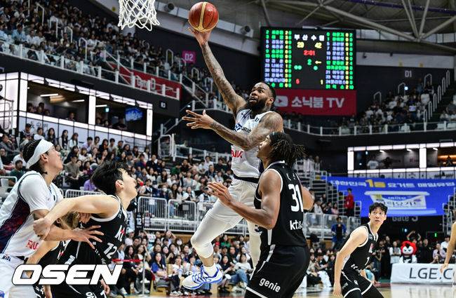 [OSEN=수원, 조은정 기자] 4일 오후 서수원칠보체육관에서 2025-2026 LG전자 프로농구 수원 KT 소닉붐과 부산 KCC 이지스의 경기가 열렸다.2쿼터 KCC 숀롱이 슛을 성공하고있다. 2025.10.04 /cej@osen.co.kr