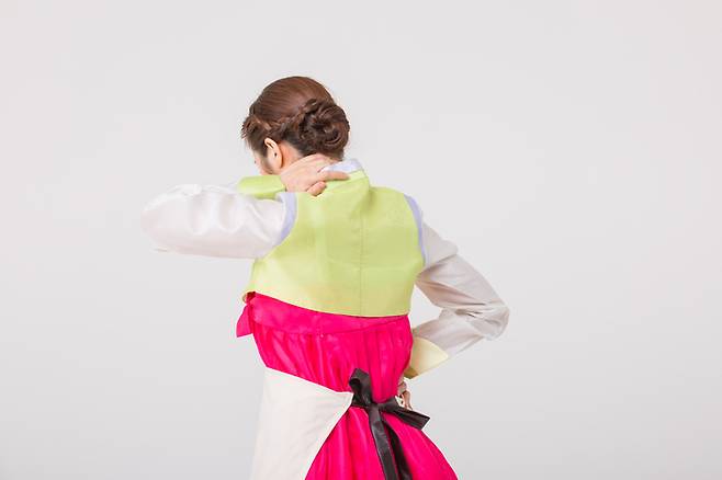 명절 연휴 뒤 목과 어깨 통증을 호소하는 여성. 장시간 가사 노동과 스트레스로 인한 ‘명절 증후군’은 몸과 마음에 부담을 준다. 게티이미지뱅크