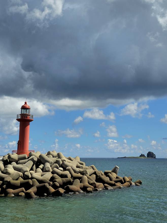 사계항 등대와 형제섬.