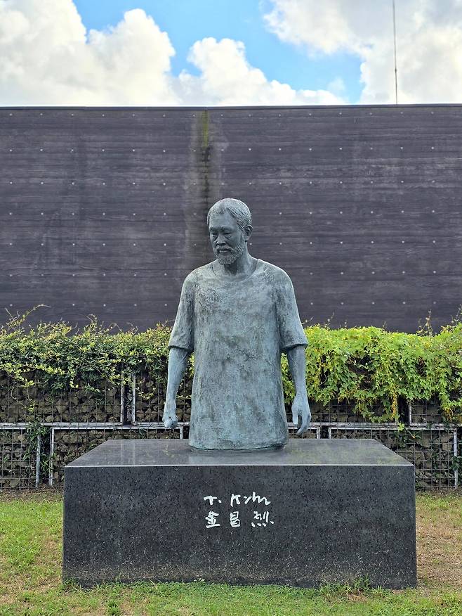 김창열 화백 동상.