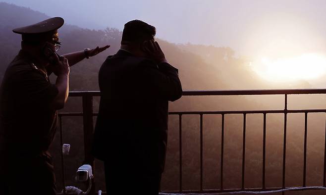 김정은 북한 국무위원장(오른쪽)이 지난달 8일 신형 대륙간탄도미사일(ICBM)에 탑재될 탄소섬유 고체 엔진시험을 참관하고 있다. 세계일보 자료사진