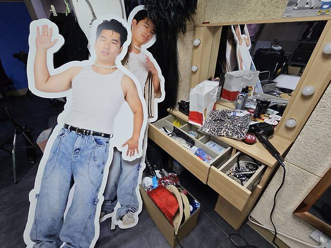 경기 양주시청&nbsp;미디어 제작소 내 소품 공간. 정겨운 주무관 등신대가 한편에 놓여 있다.&nbsp;다소 좁고 열악한 공간에서 몇백만 조회수의 영상이 탄생하고 있다.