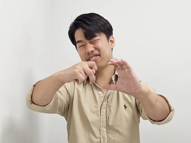 지난 2일 경기 양주시청에서 정겨운 주무관이 새롭게 만든 ‘PJ(Pearl Jumukwan, 진 주무관)’ 포즈를 취하고 있다.