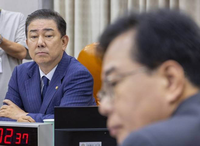 극단 대립? 막판 타협?, 여야 원내대표 운영위에서 조우 - 24일 국회에서 열린 운영위원회 전체 회의에서 국회 운영위원장인 더불어민주당 김병기 원내대표와 국민의힘 송언석 원내대표가 자리에 앉아 있다.  연합뉴스