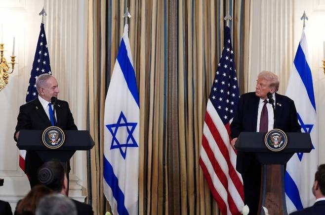 도널드 트럼프(오른쪽) 미국 대통령과 베냐민 네타냐후 이스라엘 총리가 29일(현지시간) 백악관 국빈 만찬장에서 공동 기자회견 하고 있다. AP 연합뉴스