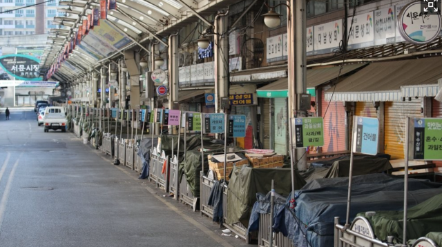 지난 2020년 코로나19 펜데믹 당시 대구 서문시장의 가게들이 모두 문을 닫고 있다. 연합뉴스