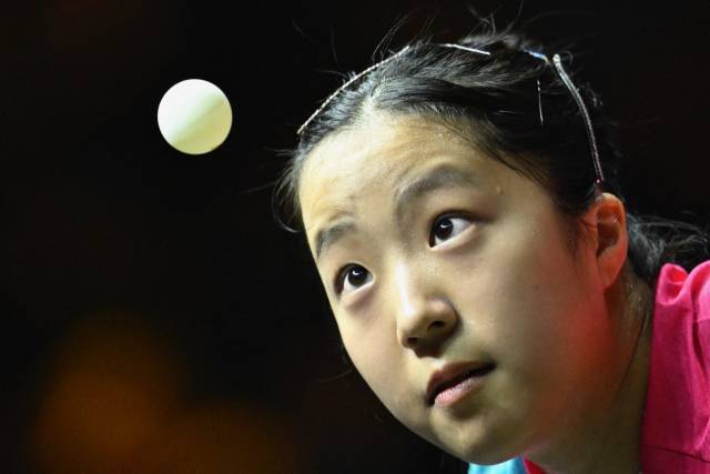 중국 왕만위와 준결승에서 서브를 하는 신유빈. AFP연합뉴스