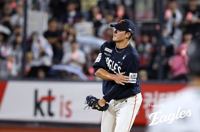 ▲ 4일 수원 kt전에서 데뷔 첫 승을 노렸던 한화 박준영. 5이닝 2실점으로 6-2 리드를 지키며 마운드에서 내려왔지만 9회 동점이 되면서 승리가 물거품이 됐다. ⓒ 한화 이글스