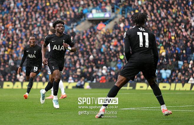 ▲ 토트넘이 기대를 품고 영입한 자원들이 승리를 합작했다. 전반 23분 하프라인에서 상대 볼을 가로챈 토트넘은 쿠두스의 침투패스 한번으로 역습을 진행했다. 이를 이어받은 텔이 페널티박스 오른쪽 모서리에서 오른발 슈팅으로 마무리해 첫 골을 뽑아냈다. 첫 득점을 어시스트한 쿠두스는 후반에 결승골을 뽑아내 토트넘 데뷔골을 터뜨렸다.