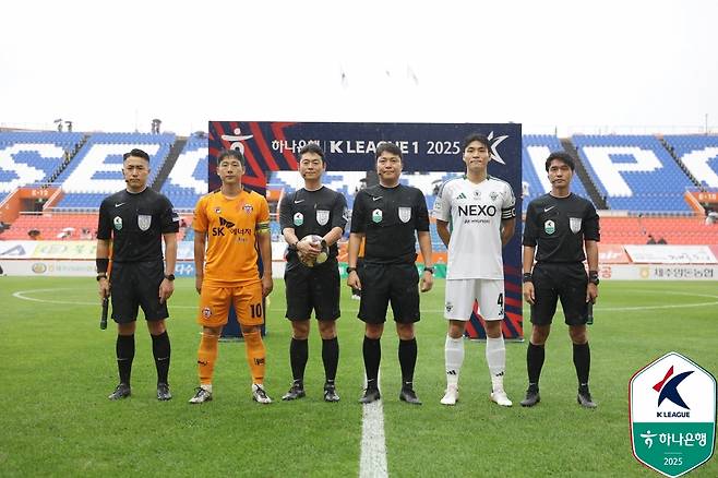 3일 제주월드컵경기장에서 열린 제주 SK와 전북 현대의 하나은행 K리그1 2025 32라운드를 앞두고 양 팀 주장과 심판진이 기념 사진을 촬영하고 있다. /사진=한국프로축구연맹 제공